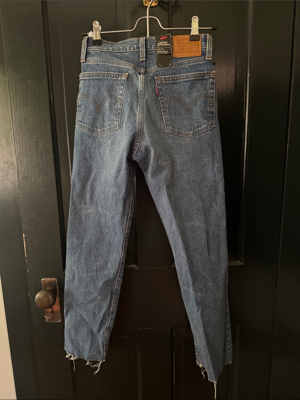 NWT Levi’s Wedgie Straight High Rise Cropped Raw Edge Blue Jeans 23x26 - Picture 3 of 5